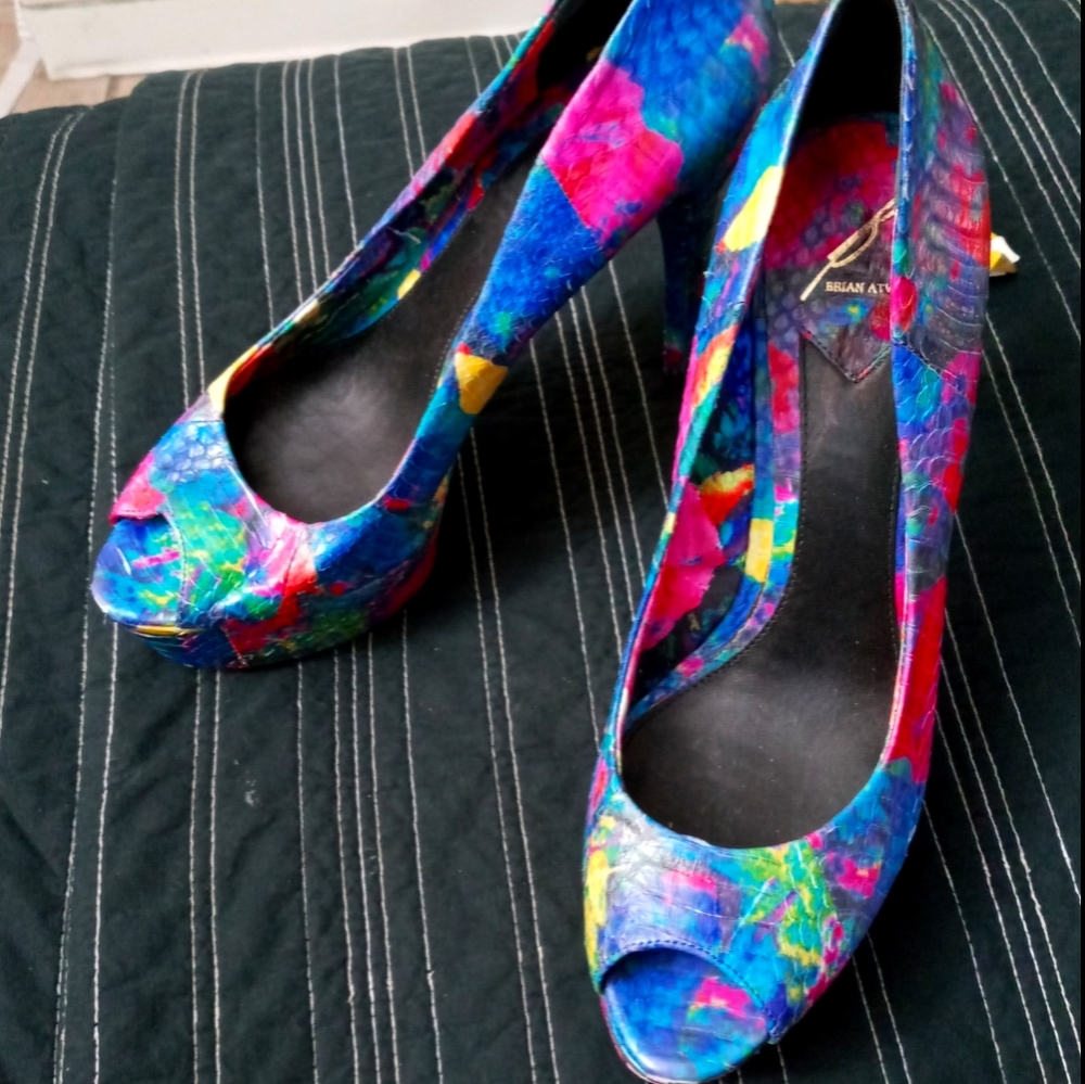 Brian Atwood "Rainbow Snake" silk lined pumps - Picture 2 of 9